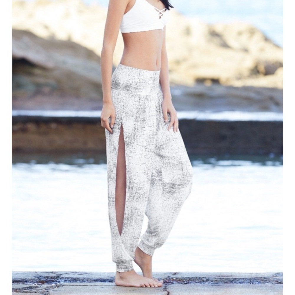 Alo Intention Yoga Pant in Crackle, women’s L